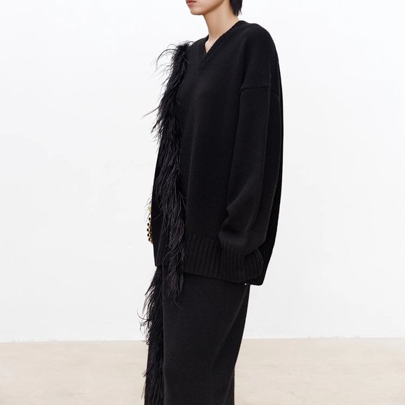 CHICJOC Women cashmere and wool V-neck sweater with handmade ostrich feather - Picture 2 of 15